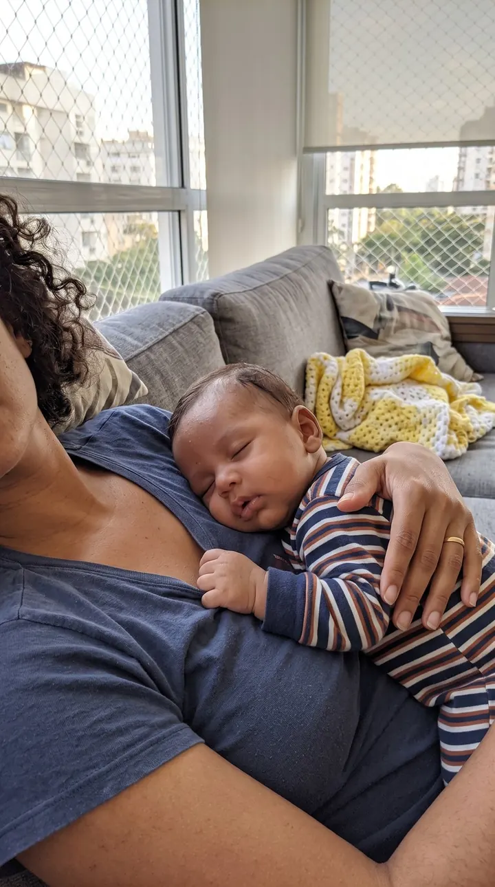 Foto que a Beatriz enviou do bebê dormindo no colo dela